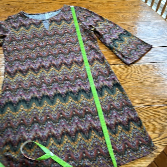 Tacera bell sleeve shift dress.  Size Large.  Green, gold, purple. Fall colors. - Picture 11 of 12